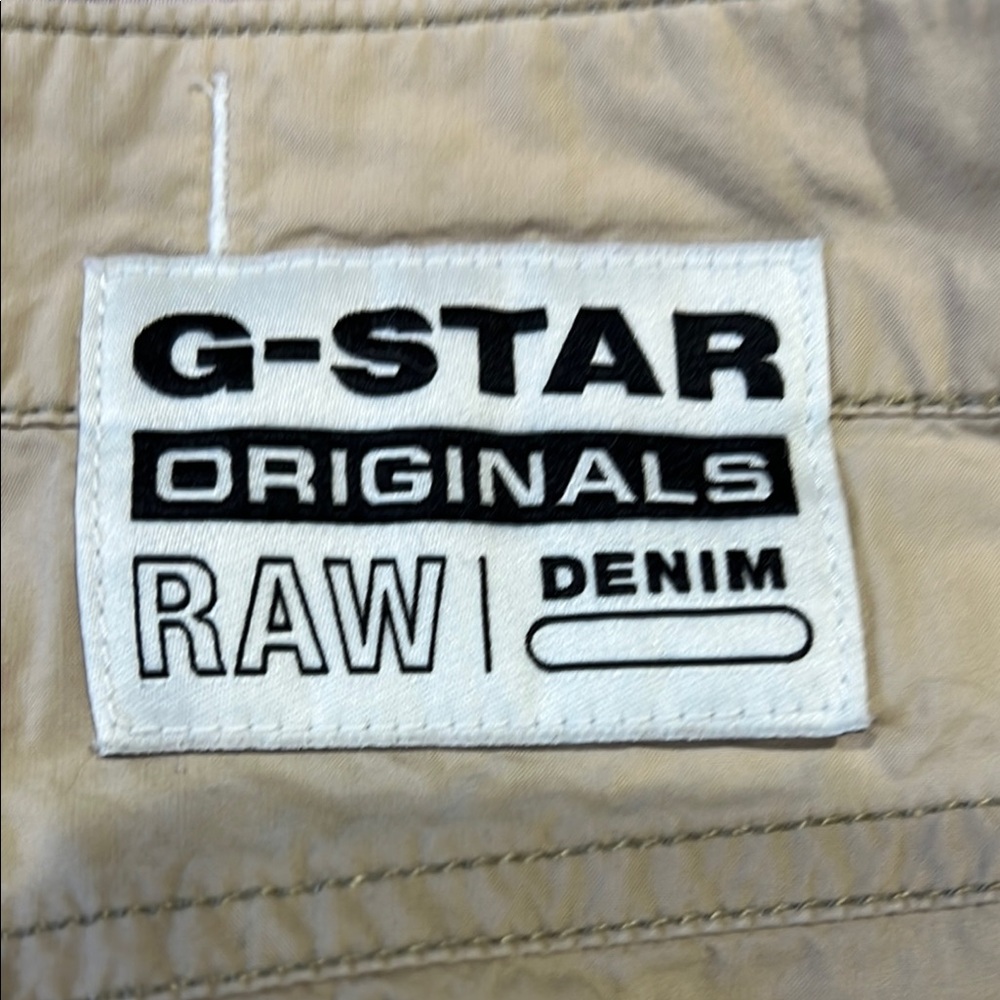 G-Star Originals
Women’s shorts size 30 lightweight
